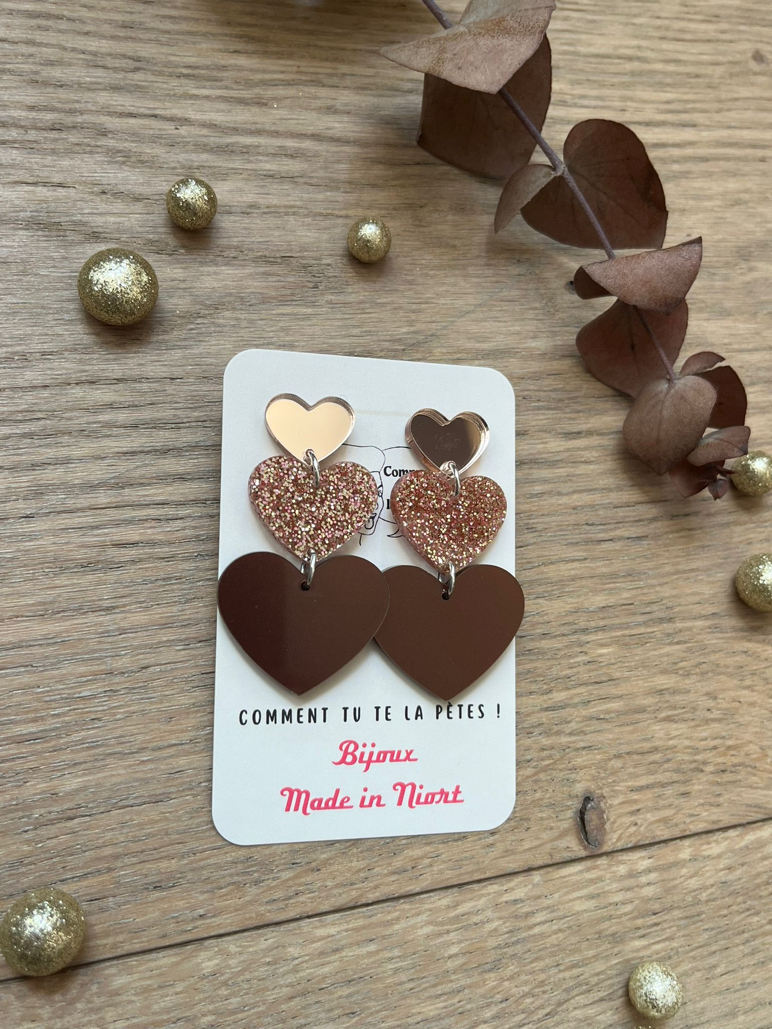 Tombez sous le charme de nos boucles Cœurs en cascade 💕 ! Un trio de cœurs scintillants et colorés pour un look à la fois tendre et pétillant. Le mélange du pailleté, du mat et du miroir donne un effet lumineux et moderne qui attire tous les regards. Légères et pleines de caractère, elles accessoirisent à merveille vos tenues du quotidien.