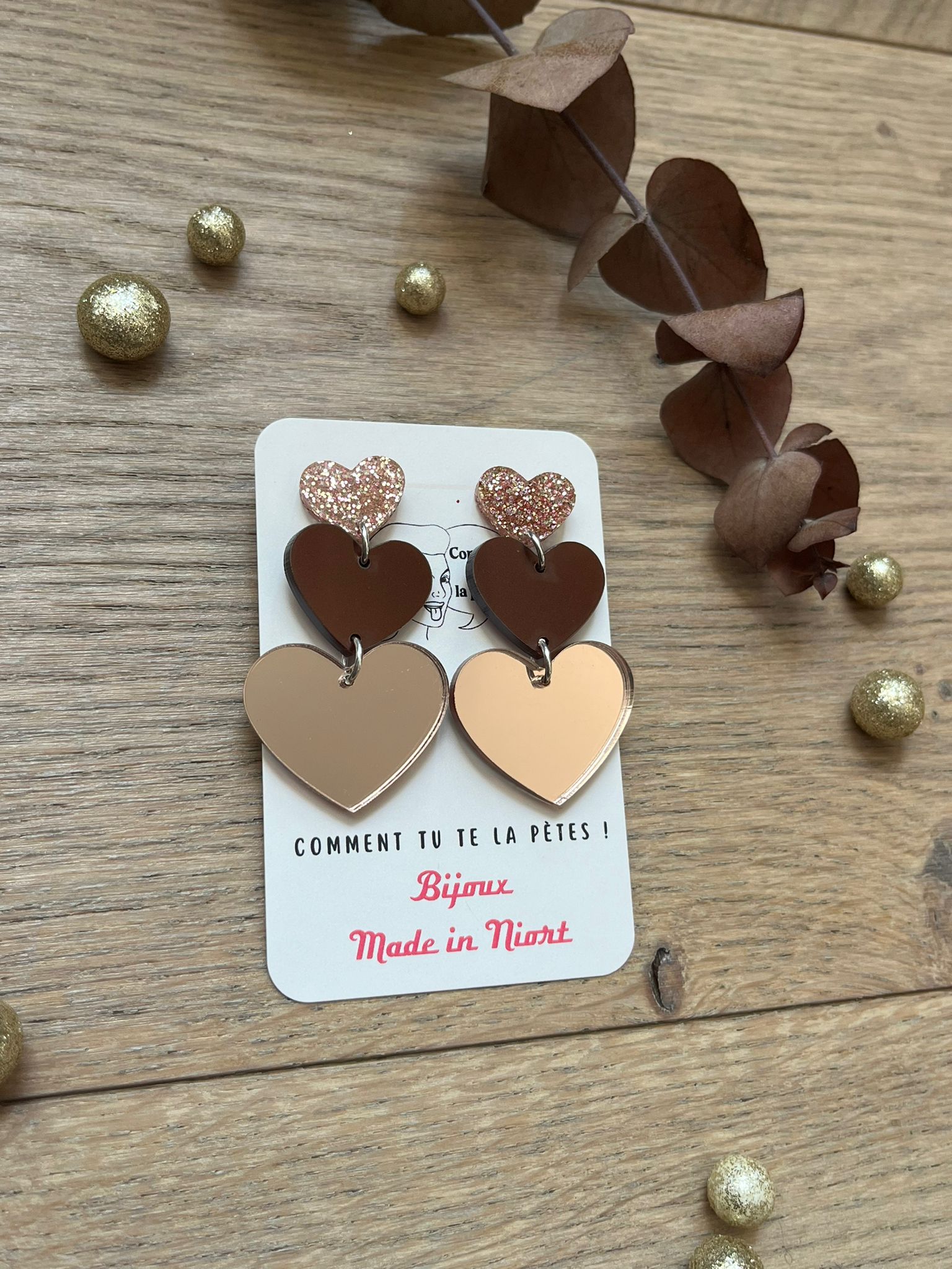 Tombez sous le charme de nos boucles Cœurs en cascade 💕 ! Un trio de cœurs scintillants et colorés pour un look à la fois tendre et pétillant. Le mélange du pailleté, du mat et du miroir donne un effet lumineux et moderne qui attire tous les regards. Légères et pleines de caractère, elles accessoirisent à merveille vos tenues du quotidien.