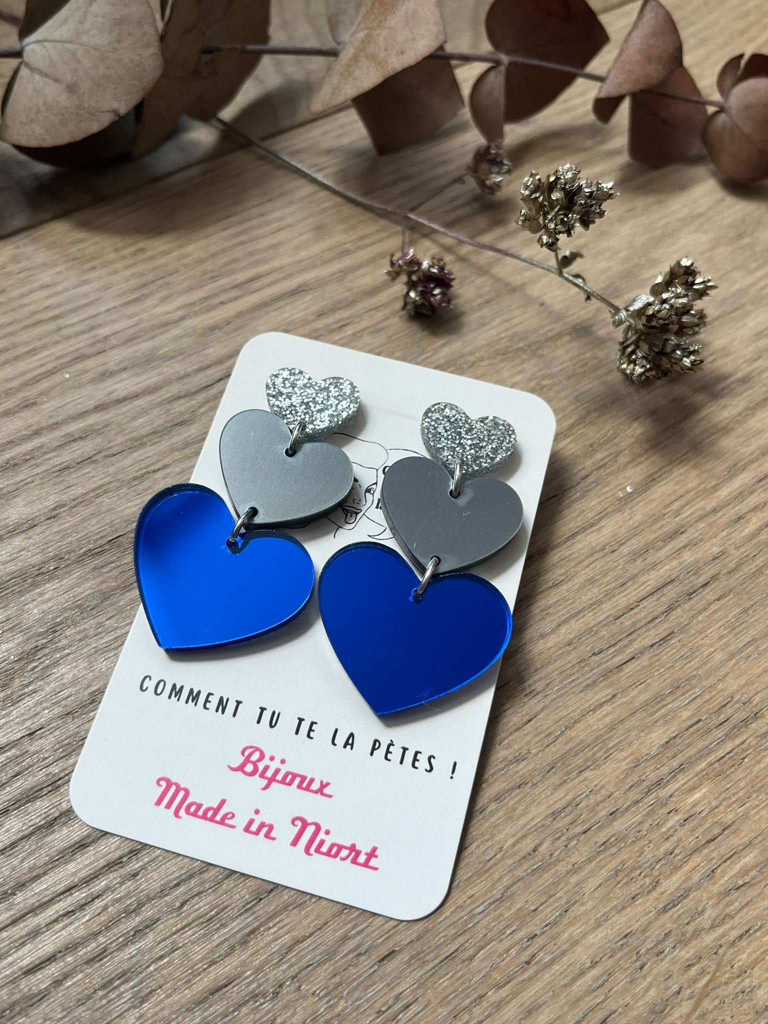 Tombez sous le charme de nos boucles Cœurs en cascade 💕 ! Un trio de cœurs scintillants et colorés pour un look à la fois tendre et pétillant. Le mélange du pailleté, du mat et du miroir donne un effet lumineux et moderne qui attire tous les regards. Légères et pleines de caractère, elles accessoirisent à merveille vos tenues du quotidien.