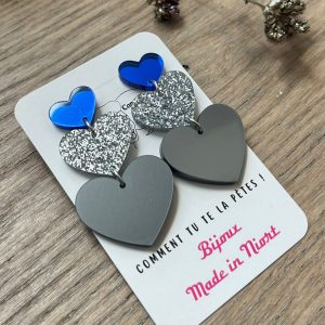 Tombez sous le charme de nos boucles Cœurs en cascade 💕 ! Un trio de cœurs scintillants et colorés pour un look à la fois tendre et pétillant. Le mélange du pailleté, du mat et du miroir donne un effet lumineux et moderne qui attire tous les regards. Légères et pleines de caractère, elles accessoirisent à merveille vos tenues du quotidien
