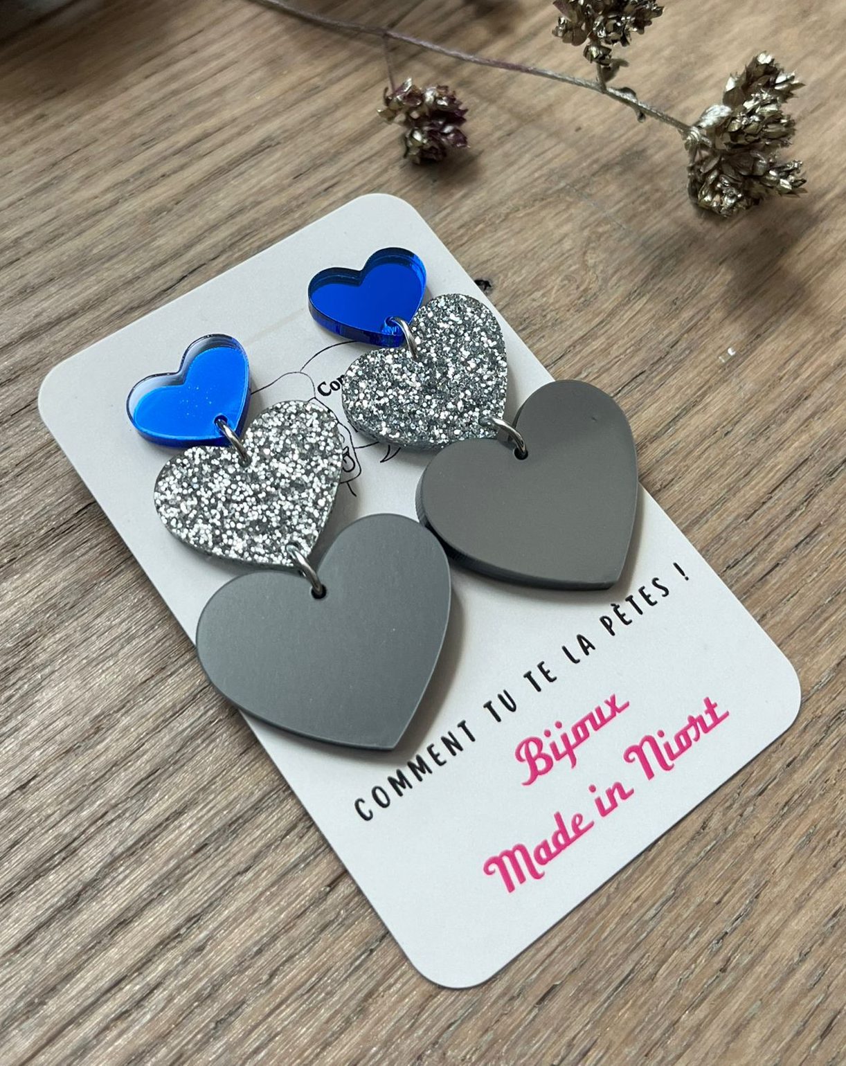 Tombez sous le charme de nos boucles Cœurs en cascade 💕 ! Un trio de cœurs scintillants et colorés pour un look à la fois tendre et pétillant. Le mélange du pailleté, du mat et du miroir donne un effet lumineux et moderne qui attire tous les regards. Légères et pleines de caractère, elles accessoirisent à merveille vos tenues du quotidien