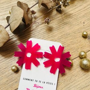 Osez la couleur et l’originalité avec nos boucles d’oreilles Flocon Pop ! Leur forme graphique et leur teinte vibrante apportent une touche ludique et moderne à toutes vos tenues.