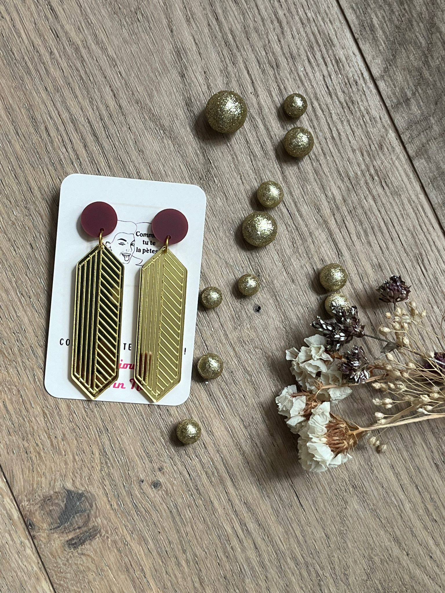 Boucles d'oreilles pendantes Priscilla : allongées & design graphique.
