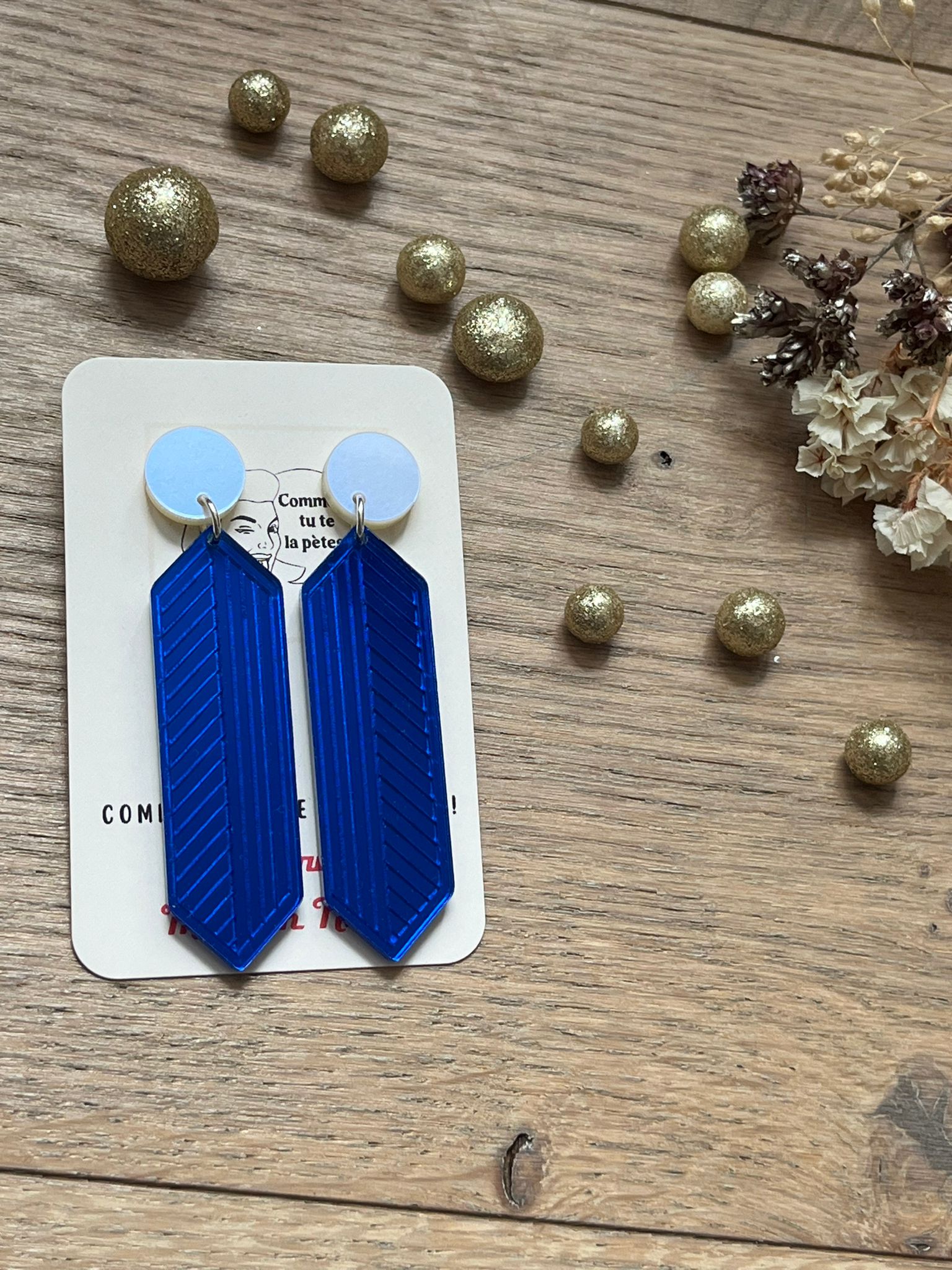 Boucles d'oreilles pendantes Priscilla : allongées & design graphique.