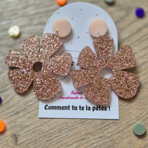 oucles d’oreilles Camélia, au design floral moderne et élégant.