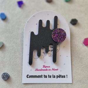 Ajoutez une touche d’originalité et de fun à vos tenues avec cette broche au design moderne et pétillant.