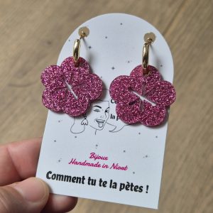Craquez pour ces boucles d’oreilles fleuries ultra-glam, qui illuminent instantanément votre look ! Légères, pétillantes et 100 % handmade, elles apportent une touche de fun et de féminité à toutes vos tenues.
