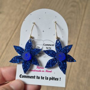 Apportez une touche de fraîcheur et de lumière à votre look avec ces magnifiques boucles d’oreilles fleur pailletées bleu électrique ! Leur design floral audacieux et leur éclat intense en font un bijou à la fois féminin, joyeux et plein de caractère. Fabriquées à la main avec soin à Niort, ces boucles d’oreilles légères sont parfaites pour illuminer votre tenue, du quotidien aux grandes occasions.
