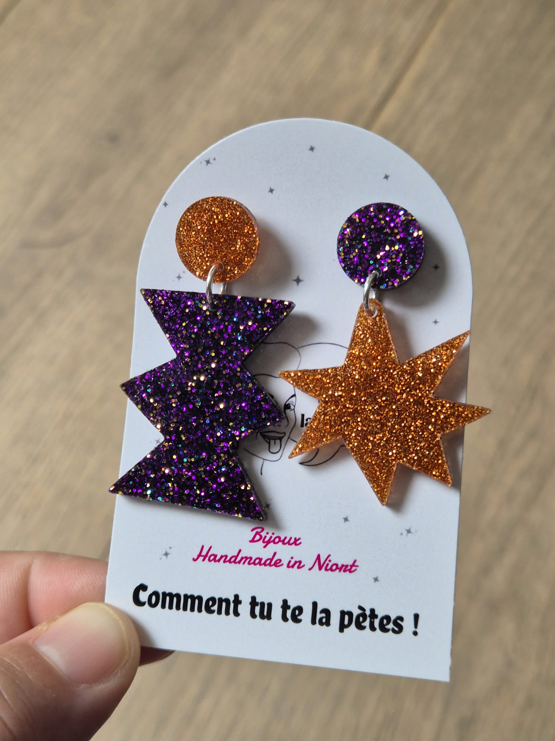 Faites sensation avec ce duo asymétrique plein de peps et de paillettes ! Originales et audacieuses, ces boucles d’oreilles colorées sont l’accessoire parfait pour affirmer votre personnalité.