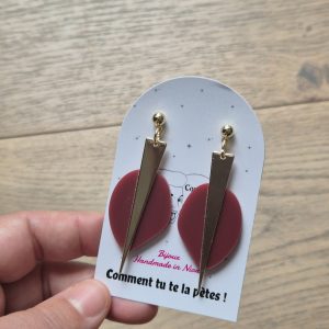 Faites tourner les têtes avec ces boucles d’oreilles graphiques et audacieuses ! Leur design associe un grand disque en acrylique couleur bordeaux ou kaki à une élégante pointe dorée pour un effet chic et affirmé. Légères et confortables, elles ajoutent une touche de caractère à toutes vos tenues, du quotidien aux soirées.