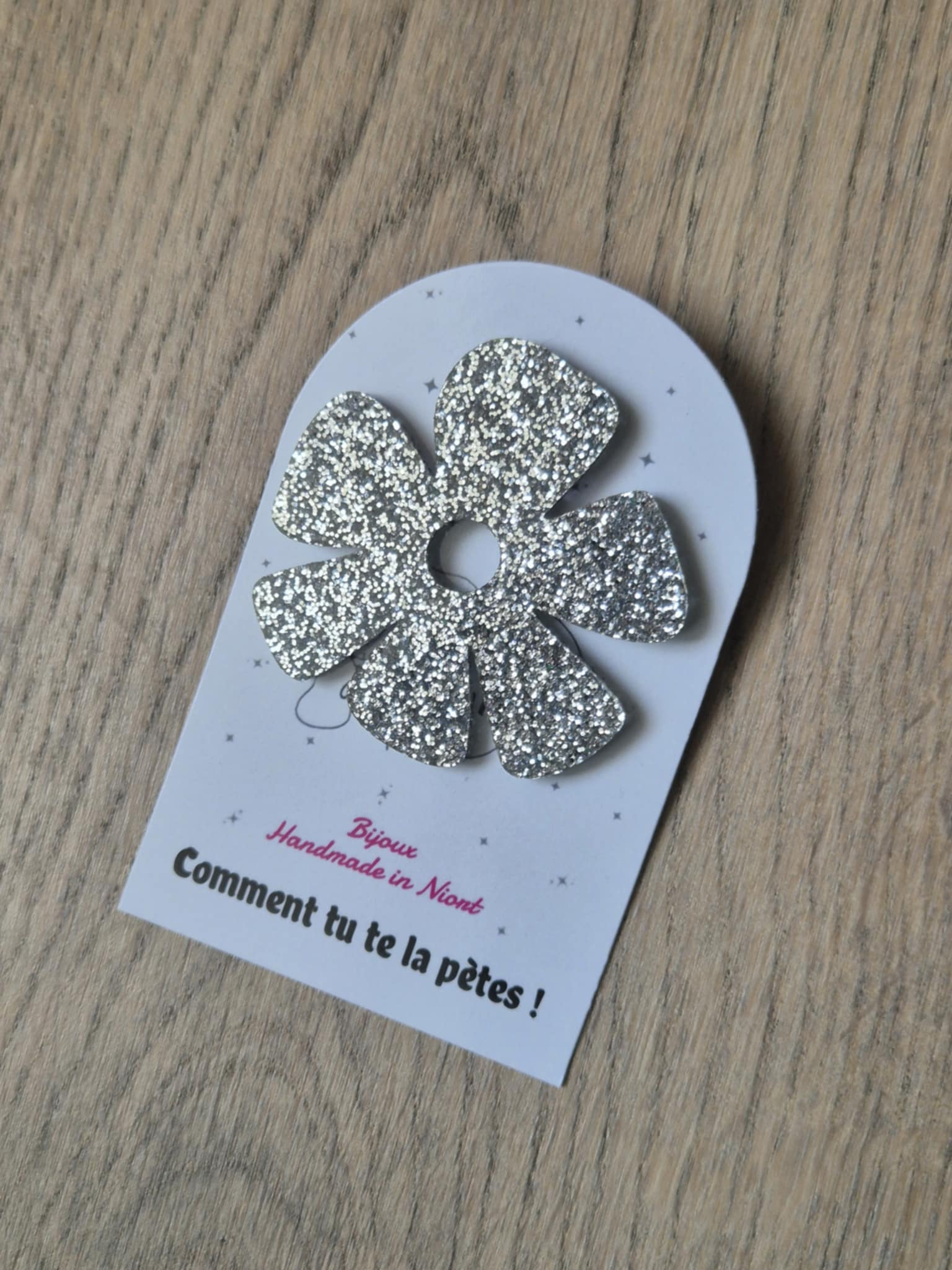 le badge Camélia, une fleur éclatante qui attire tous les regards !
